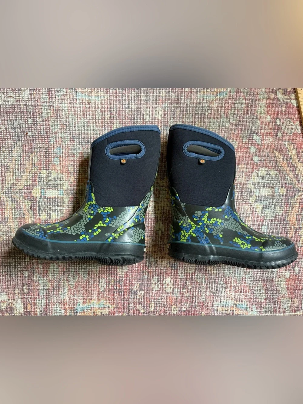 Bogs Classic axel Black blue and Green patterned size 1 winter boots
